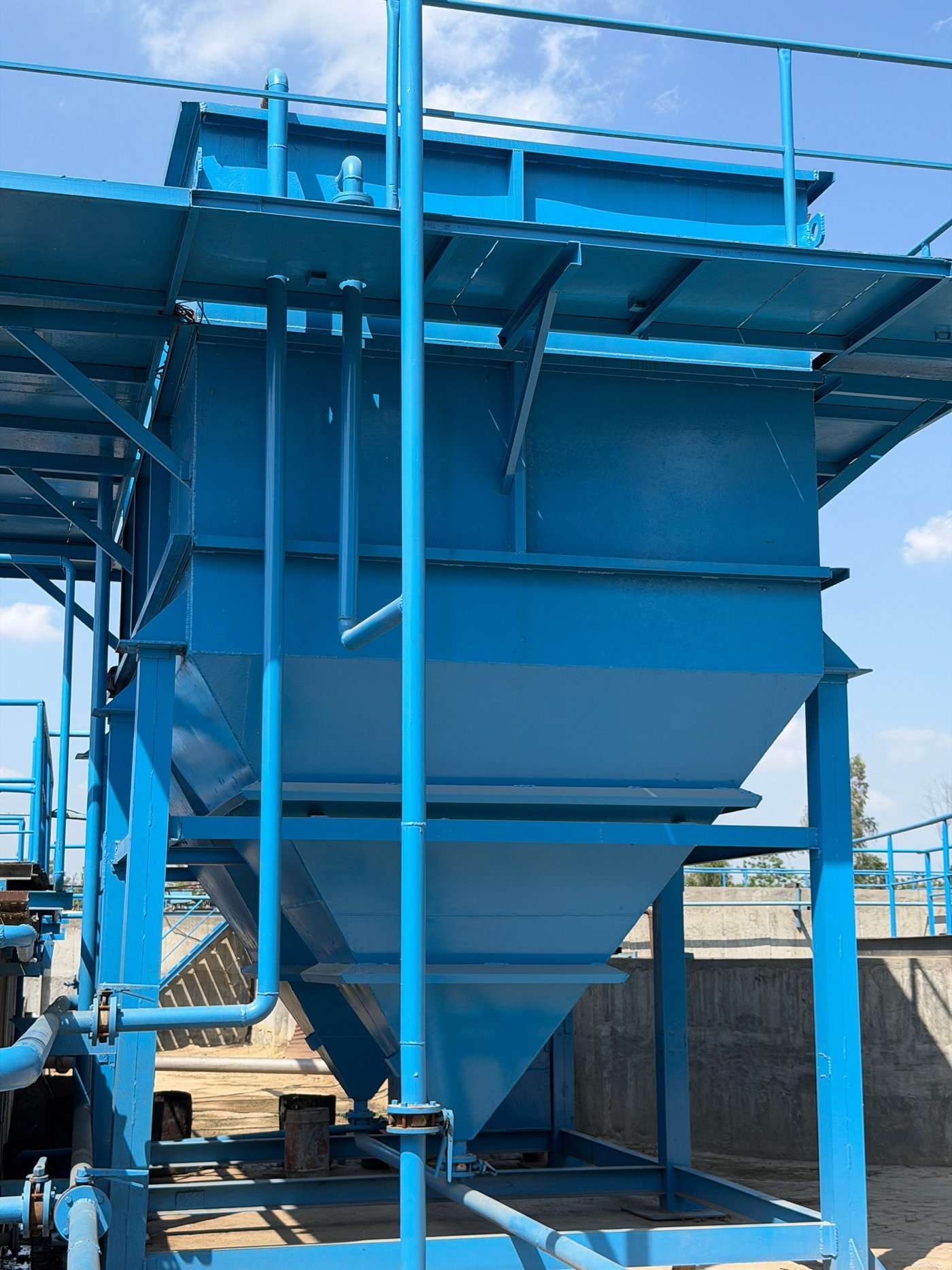 Blue hopper-bottom clarifier tank