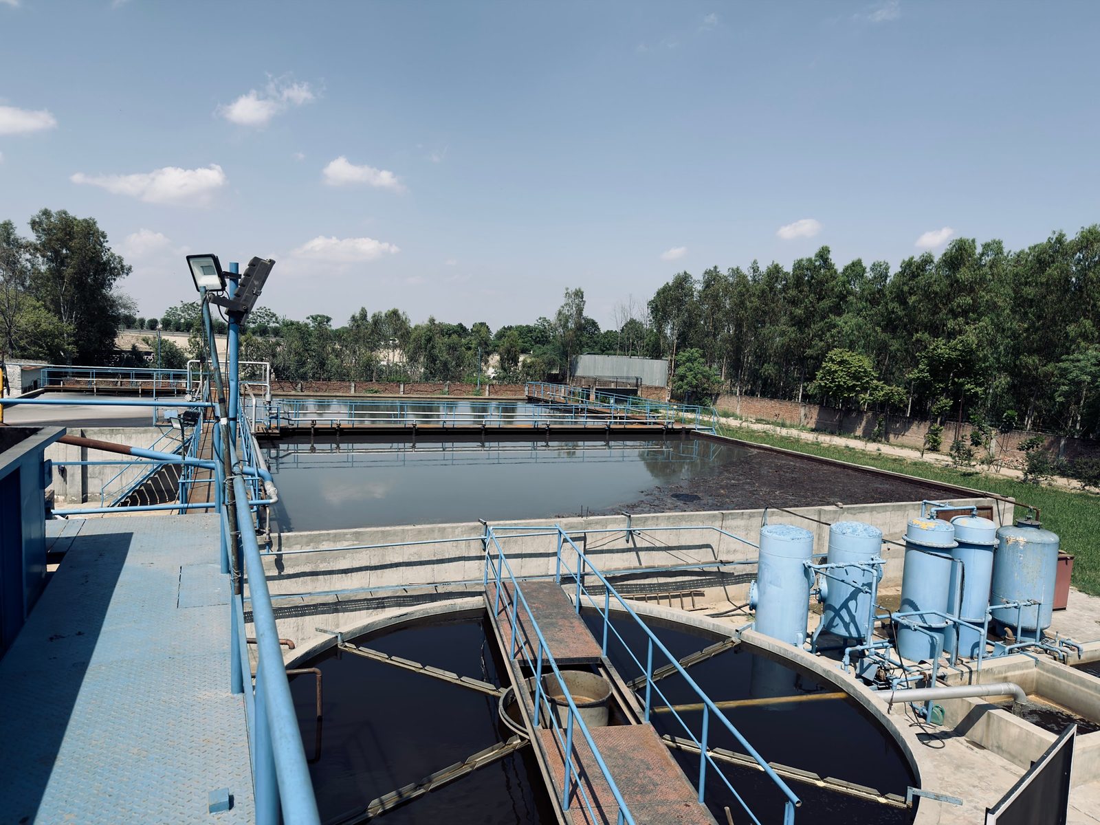 Effluent treatment plant with aeration tank and circular clarifier